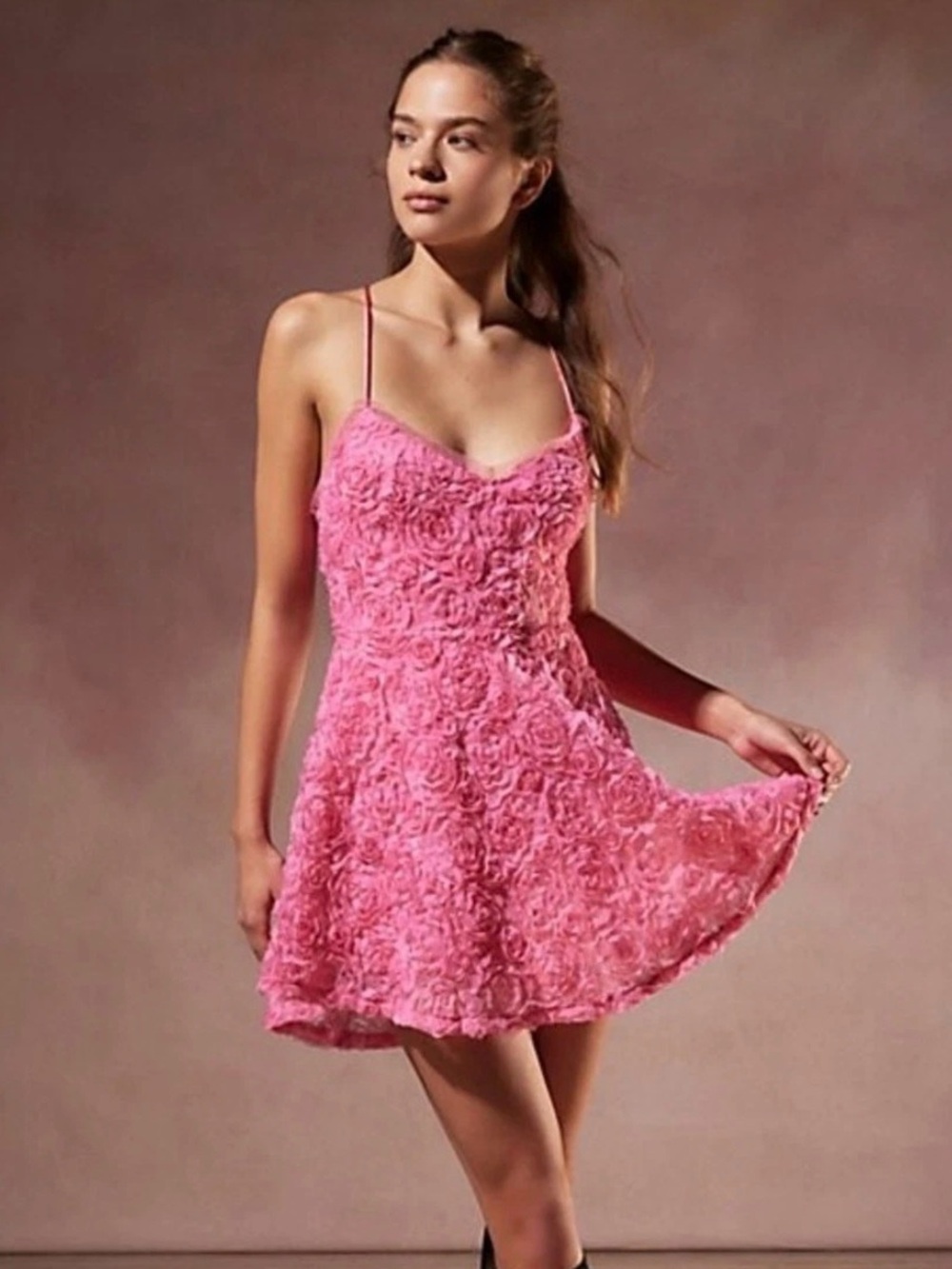 NWT $99 URBAN OUTFITTERS Kimchi Blue Rosie Rose Rosette Mini Dress Pink Large